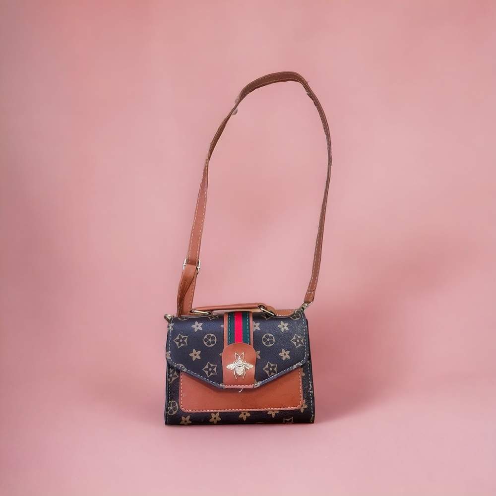 Little girls play purse